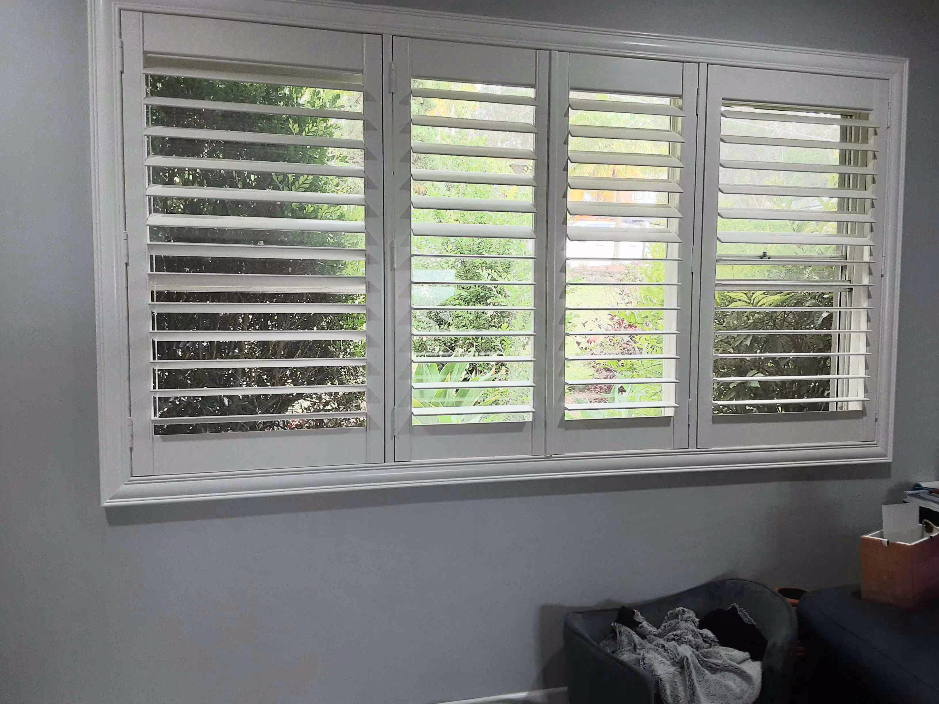 scaled_Hamptons PVC plantation shutters - Face Z-frame - Split tilt rod